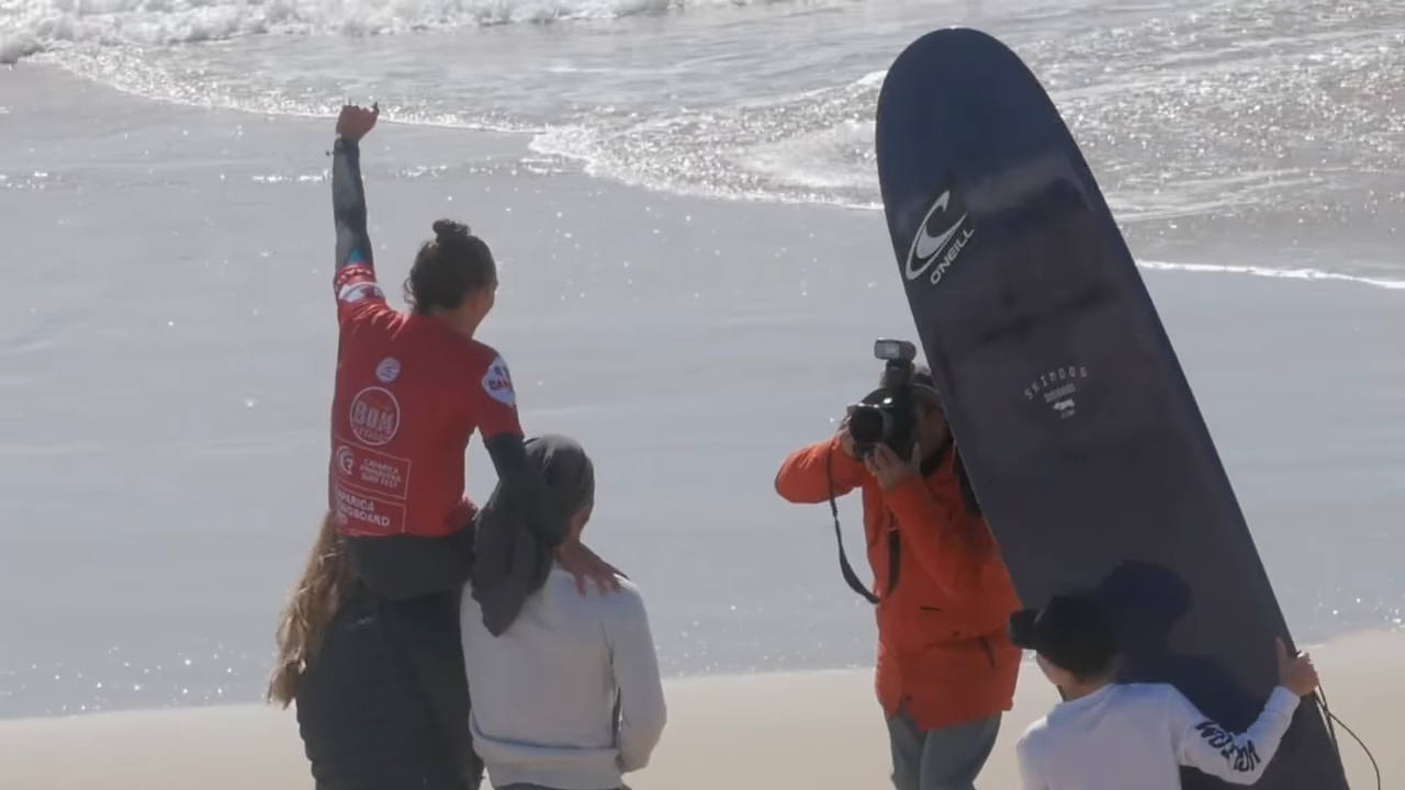 Screenshotter 2018CaparicaPrimaveraSurfFestHighlightsChampionsCrownedonFourthDayofSurfingFestival 2’23”